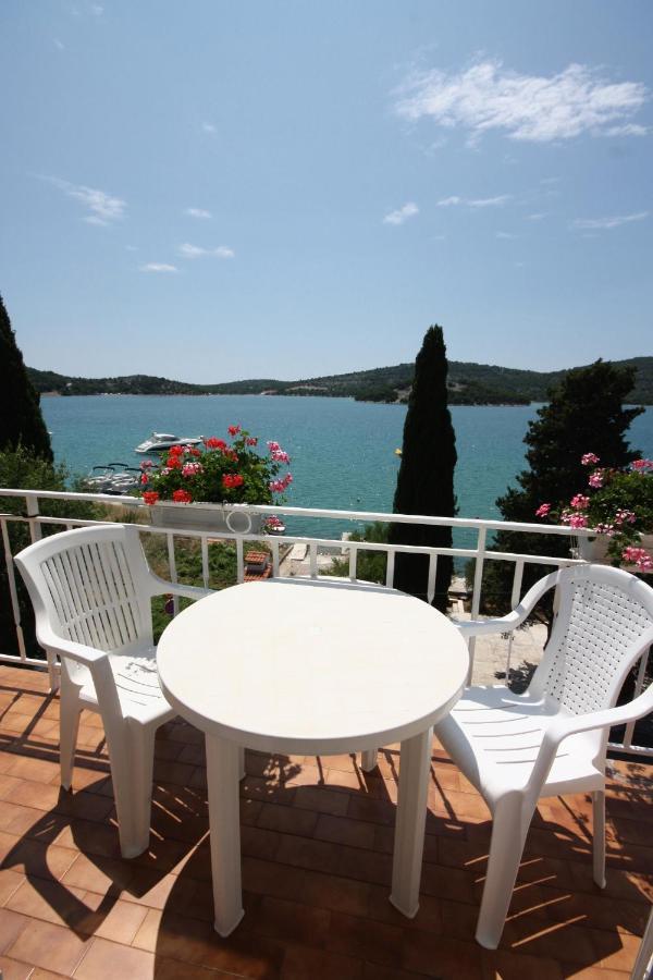 Apartments By The Sea Tisno, Murter - 5141 Bagian luar foto