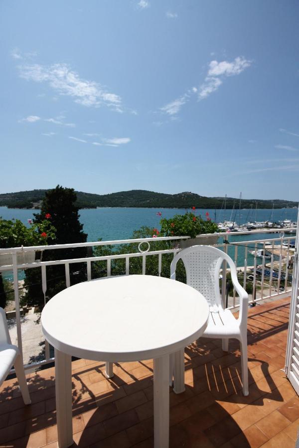 Apartments By The Sea Tisno, Murter - 5141 Bagian luar foto